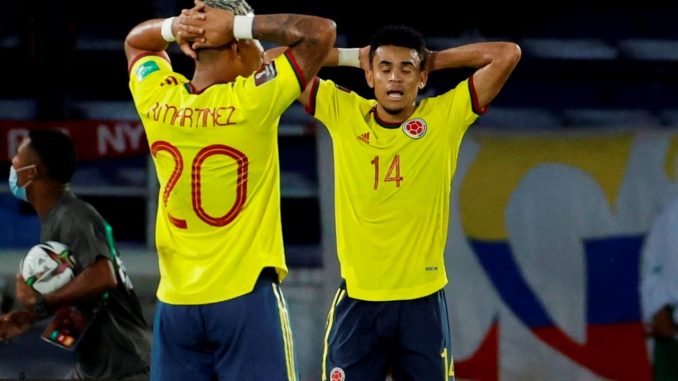 Roger Martínez (i) y Luis Díaz de Colombia se lamentan contra Ecuador, durante un partido por las eliminatorias sudamericanas al Mundial de Catar 2022, en el estadio Metropolitano en Barranquilla (Colombia). EFE/ Mauricio Dueñas Castañeda Colombia