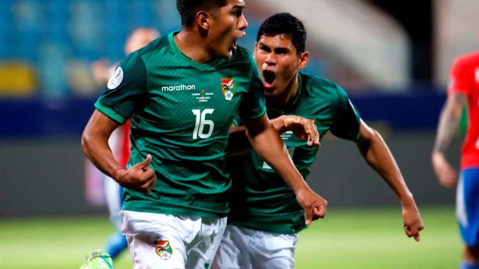 Fotografía de archivo del jugador Erwin Saavedra (i). EFE/Alberto Valdes Selección Bolivia