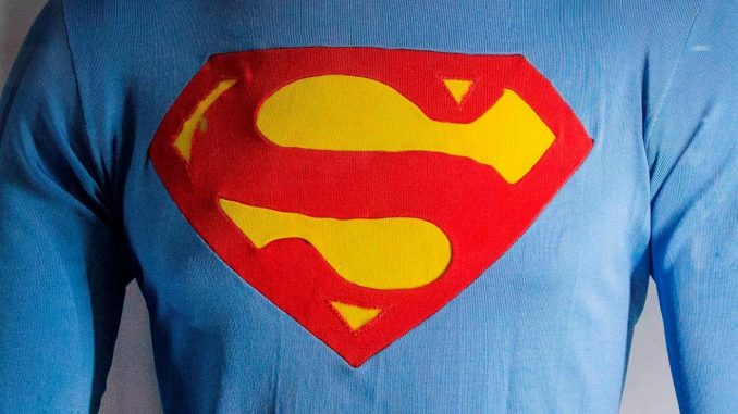 Imagen de archivo de una camisa con el emblema de Superman. EFE/ADAM S DAVIS Superman será bisexual