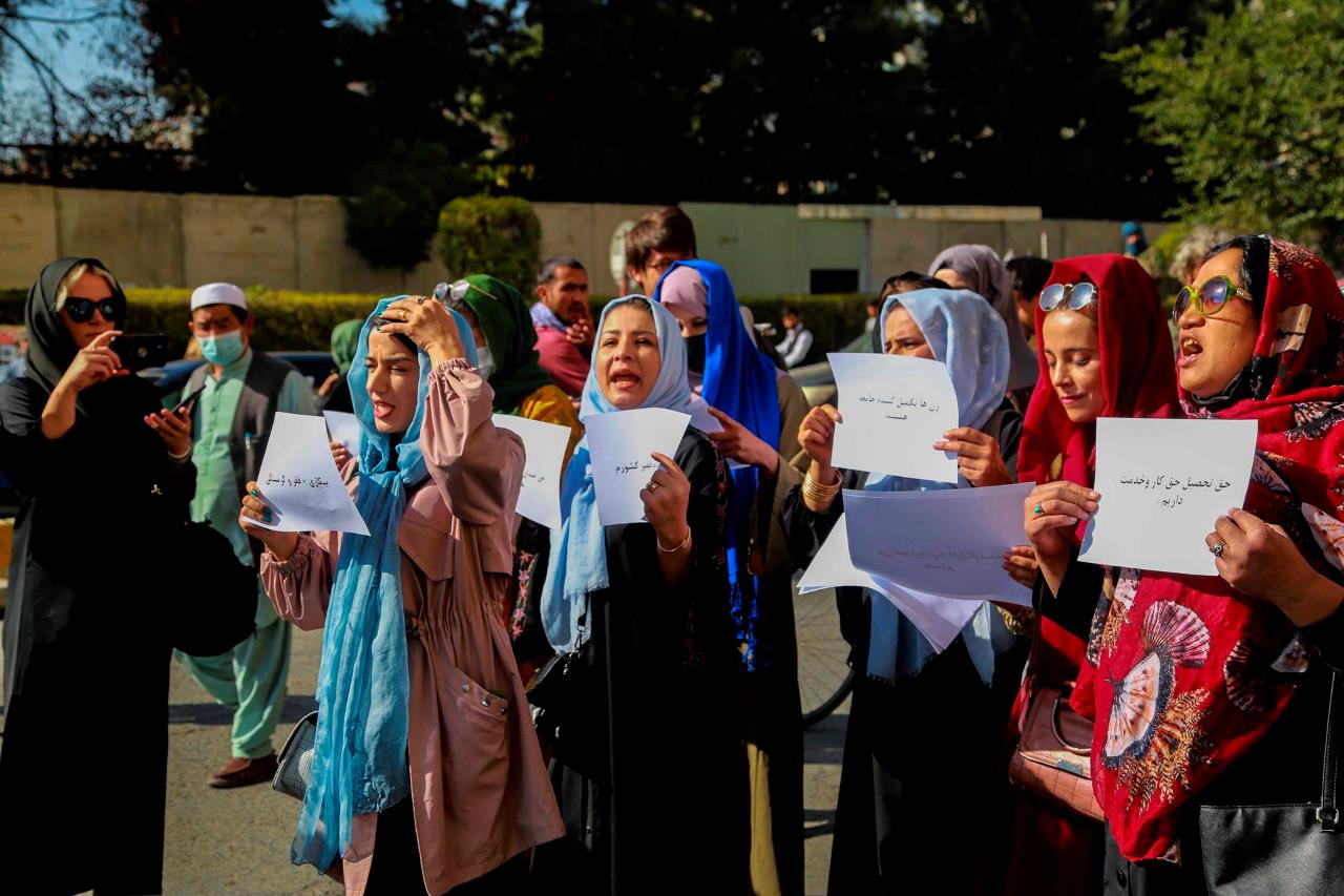 FOTOS: Los talibanes dispersan una protesta de mujeres que reclamaban sus derechos 2 talibanes mujeres1