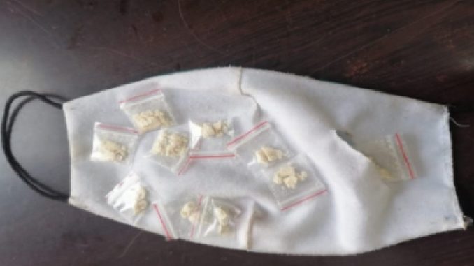Hombre escondió bazuco en el tapabocas, pero lo cogieron Hombre escondió bazuco en el tapabocas, pero lo cogieron
