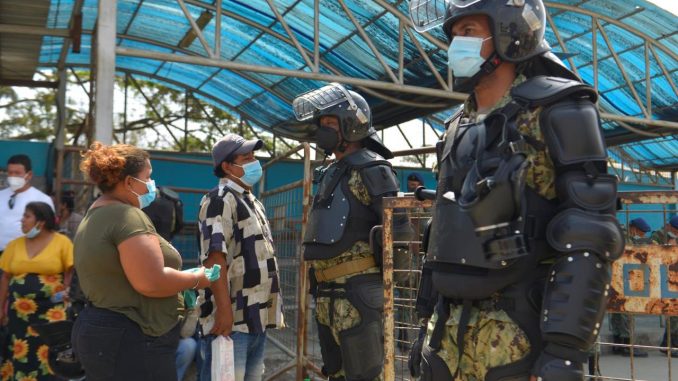Familiares de presos lloran y se abrazan mientras esperan información a las afueras de la penitenciaría, en Guayaquil (Ecuador). EFE/Marcos Pin madre