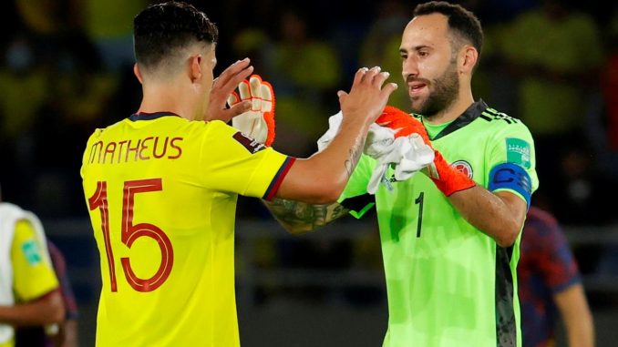 David Ospina (d) de Colombia saluda a Matheus Uribe, en un partido por las eliminatorias sudamericanas para el Mundial de Catar 2022, en una fotografía de archivo. EFE/Mauricio Dueñas Castañeda Matheus Uribe
