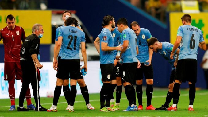 El entrenador de Uruguay Óscar Washington Tábarez (2-i) habla con sus jugadores, el 14 de octubre de 2021, en un partido de las eliminatorias sudamericanas para el Mundial de Catar 2022 entre Brasil y Uruguay. EFE/Fernando Bizerra Uruguay