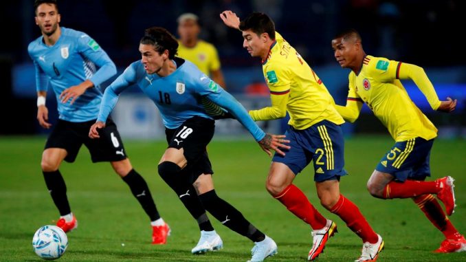 Darwin Núñez (i) de Uruguay disputa un balón con Stefan Medina (c) y Wilmar Barrios de Colombia hoy, durante un partido por las eliminatorias sudamericanas para el mundial de Catar 2022 en el estadio Gran Parque Central en Montevideo (Uruguay). EFE/Andrés Cuenca/Pool Reinaldo Rueda