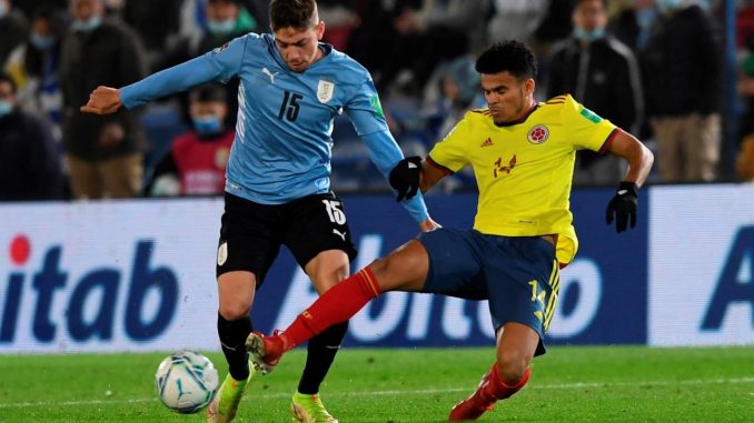 Federico Valverde de Uruguay disputa el balón con Luis Díaz de Colombia hoy, durante un partido de las eliminatorias sudamericanas para el mundial de Catar 2022 entre Uruguay y Colombia en el estadio Gran Parque Central en Montevideo (Uruguay). EFE/Pablo Porciúncula/Pool Óscar Washington Tabárez