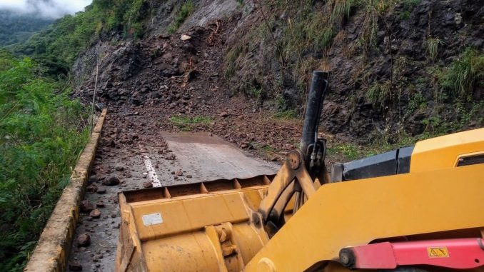Cerrada la vía entre Bolombolo y Santa Fe de Antioquia Cerrada la vía entre Bolombolo y Santa Fe de Antioquia