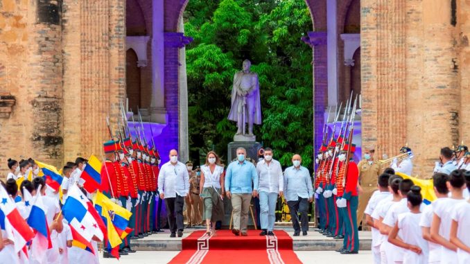Fotografía cedida por la Presidencia de Colombia que muestra al mandatario Iván Duque (c) acompañado por representantes de varios países de la región, mientras participa de una ofrenda floral a la estatua de Simón Bolívar hoy, en Villa del Rosario (Colombia). EFE/ Presidencia de Colombia Duque
