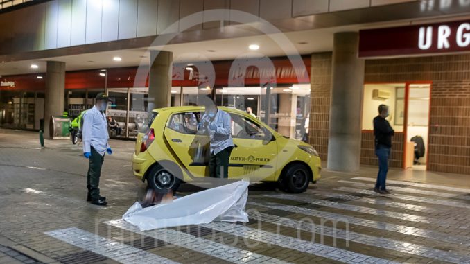 Mujer murió en la entrada de un centro médico de Medellín, llegó puñalada en el pecho Mujer murió en la entrada de un centro médico de Medellín, llegó puñalada en el pecho