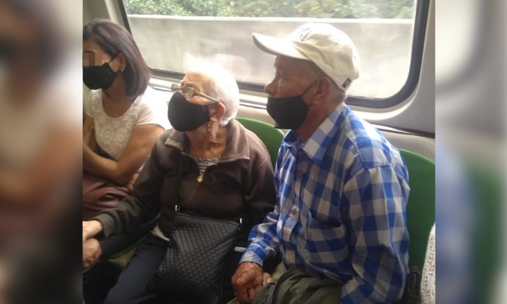 "Se aman y se respetan", hermosa pareja no se soltó las manos durante su viaje en el Metro de Medellín