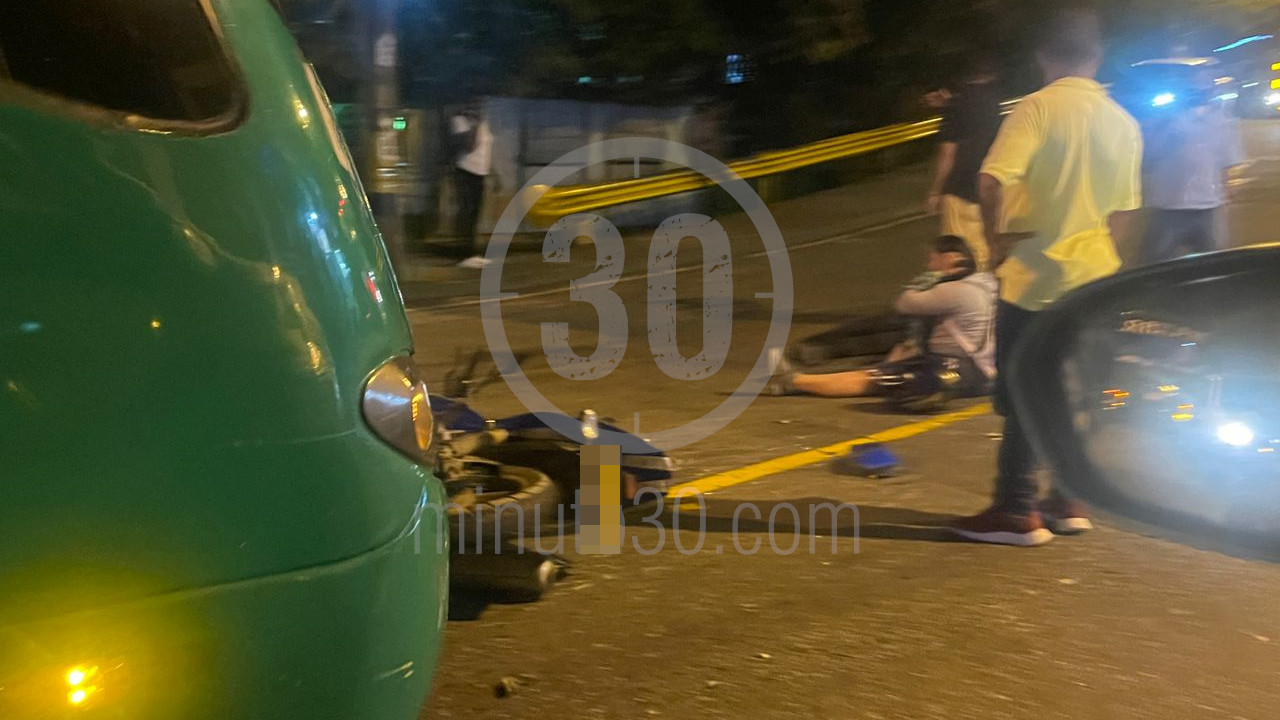 Bus y moto chocaron en la vía de Robledo que va hacia el occidente