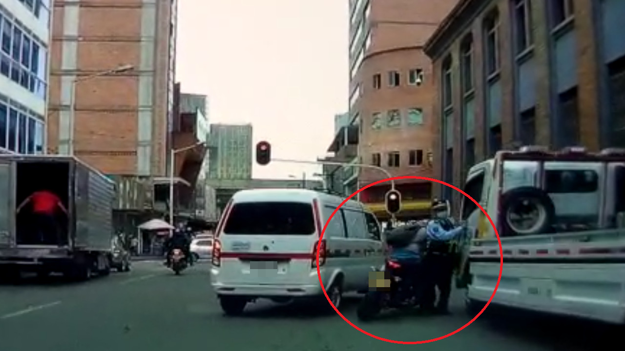 [Video] ¿Imprudencia o maldad? En el centro de Medellín un carro arrinconó a una moto y ésta atropelló a un agente de tránsito