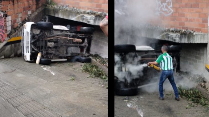 En La 80 un carro se accidentó y se estaba prendiendo En La 80 un carro se accidentó y se estaba prendiendo