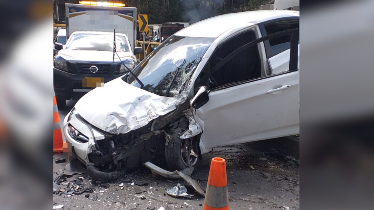 Confirman que tres niños y dos adultos están heridos tras el choque múltiple en la variante a Caldas