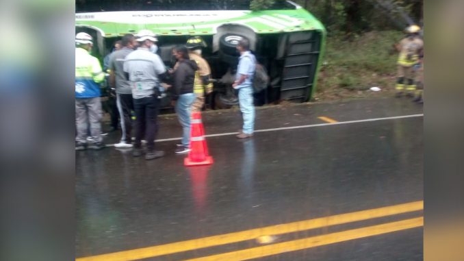 Se volcó un bus por el aeropuerto de Rionegro Se volcó un bus por el aeropuerto de Rionegro