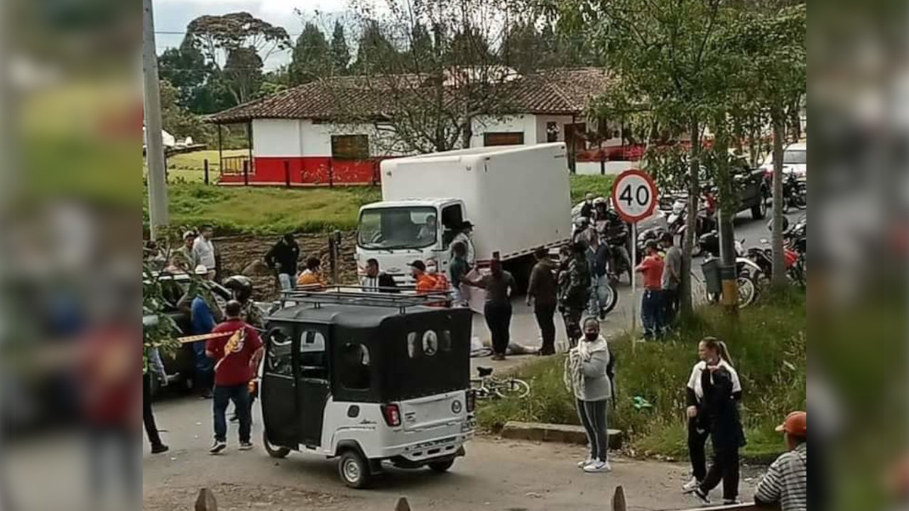 Reportan fuerte accidente en Sonsón, un carro chocó contra un ciclista
