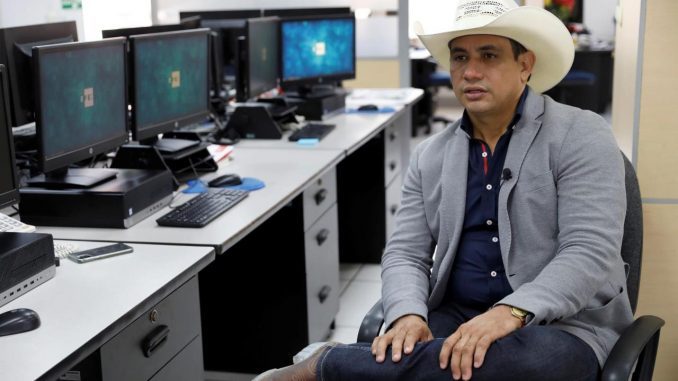 El precandidato a la presidencia de Colombia Alirio Barrera habla durante entrevista con Efe el 28 de octubre de 2021, en Bogotá (Colombia). Con su sombrero de vaquero calado hasta las orejas, Josué Alirio Barrera, un campesino llanero, considera que es hora de que un "hombre del pueblo" gobierne Colombia y cree que él puede ser la sorpresa si su partido, el derechista y conservador Centro Democrático, lo nomina para las elecciones presidenciales de 2022. EFE/ Carlos Ortega Josué Alirio Barrera