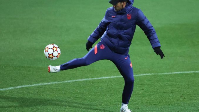 El entrenador del Atlético de Madrid, Diego Pablo Simeone, dirige un entrenamiento en la Ciudad Deportiva Wanda, este martes en Majadahonda, en la víspera del encuentro del grupo B de Liga de Campeones ante el AC Milan en el estadio Wanda Metropolitano. EFE/Kiko Huesca Simeone