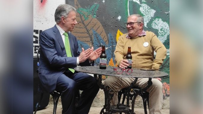 ¡La 'pola' de la paz! Juan Manuel Santos y Timochenko se sentaron a tomar una cerveza ¡La 'pola' de la paz! Juan Manuel Santos y Timochenko se sentaron a tomar una cerveza