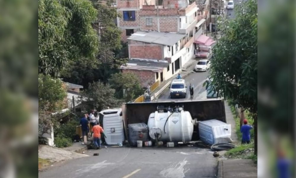 Se acaba de volcar un carro entre Campo Valdés y Manrique