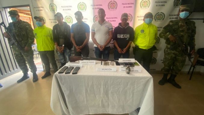 Ejército capturó a cuatro presuntos 'paramilitares' en Sabanalarga y Liborina, Antioquia Ejército capturó a cuatro presuntos 'paramilitares' en Sabanalarga y Liborina, Antioquia