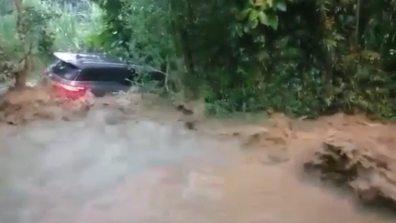 [Video] ¡Impresionante! Carro quedó atrapado en medio de una inundación en Copacabana