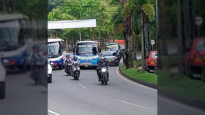 Cójala-con-paciencia-Por-choque-de-un-bus-y-un-carro-hay-trancón-en-Las-Palmas-a-la-altura-de-Carulla Las Palmas