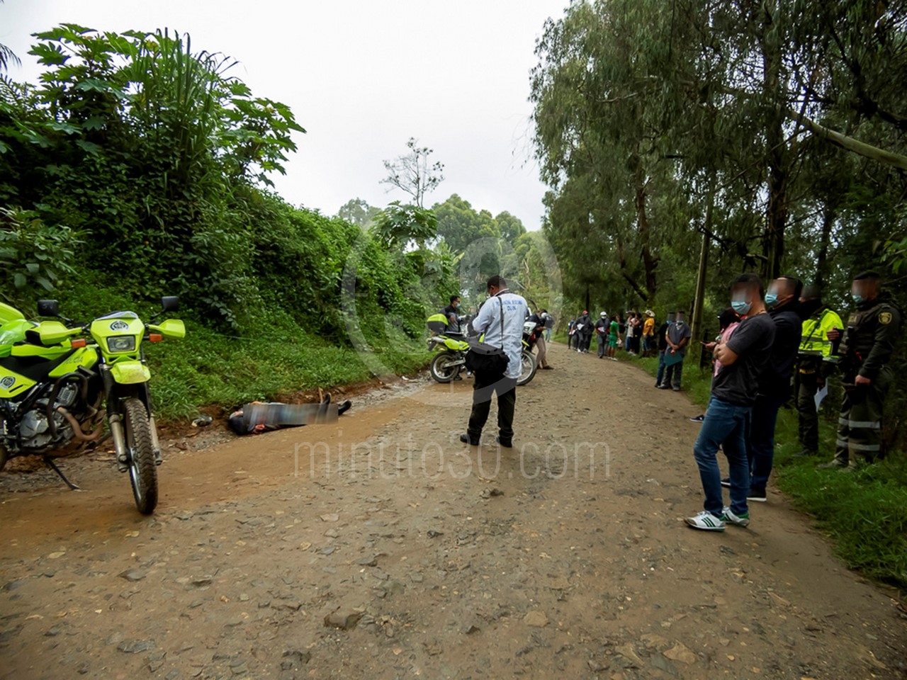 Fotos y video: A bala mataron a un hombre que sería venezolano en la vía antigua a Guarne, por Bello 2 DSCN2585