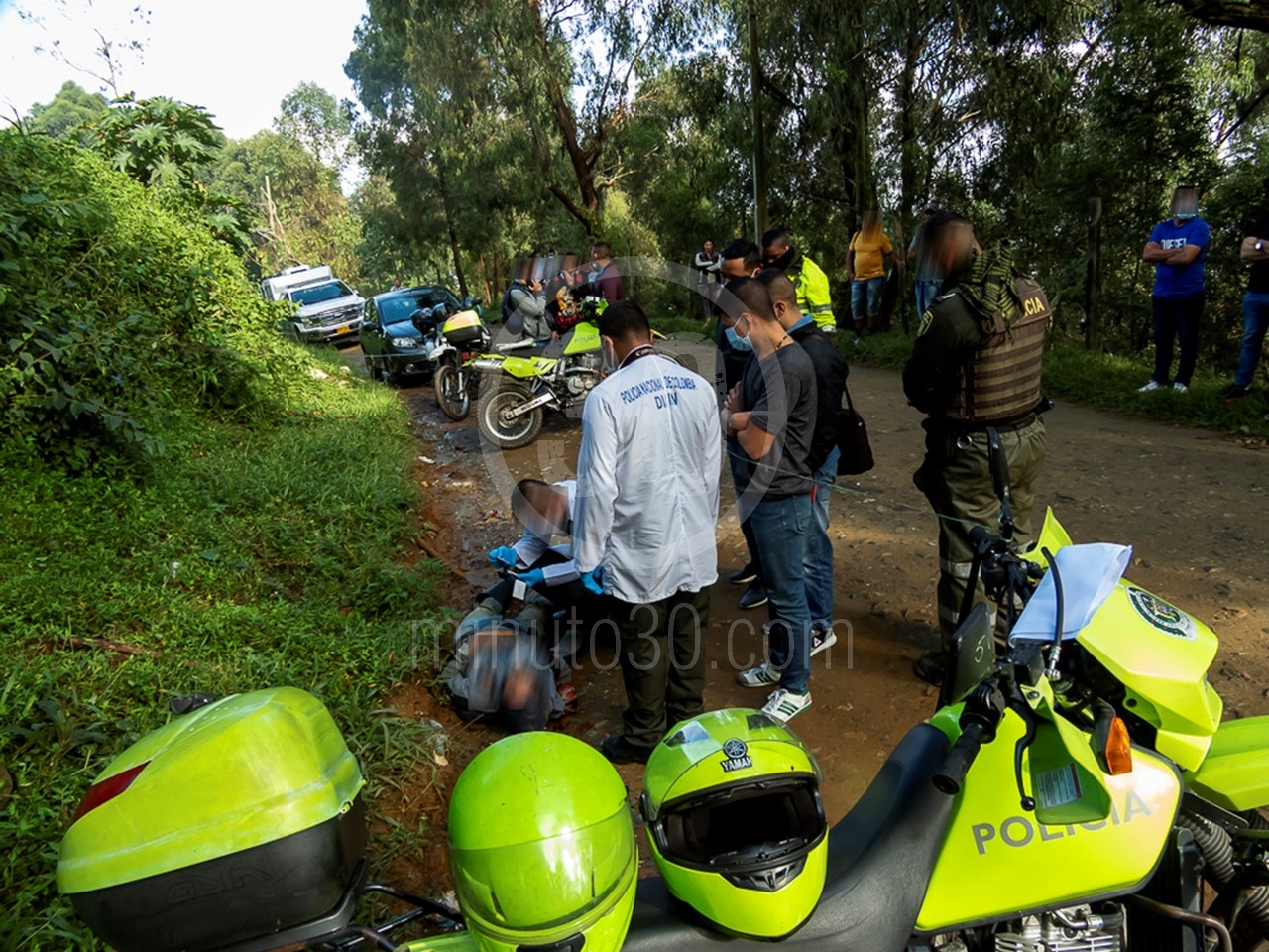 Fotos y video: A bala mataron a un hombre que sería venezolano en la vía antigua a Guarne, por Bello 6 DSCN2591