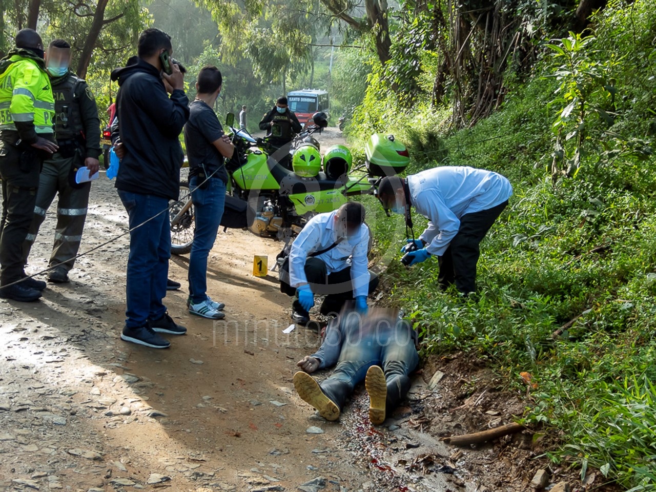 Fotos y video: A bala mataron a un hombre que sería venezolano en la vía antigua a Guarne, por Bello 7 DSCN2594