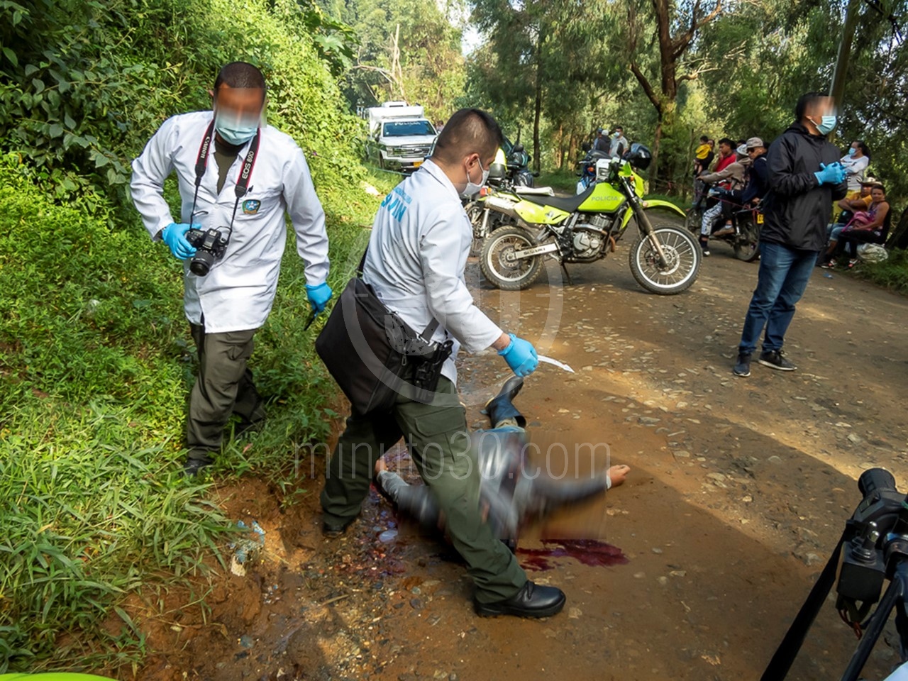 Fotos y video: A bala mataron a un hombre que sería venezolano en la vía antigua a Guarne, por Bello 9 DSCN2598