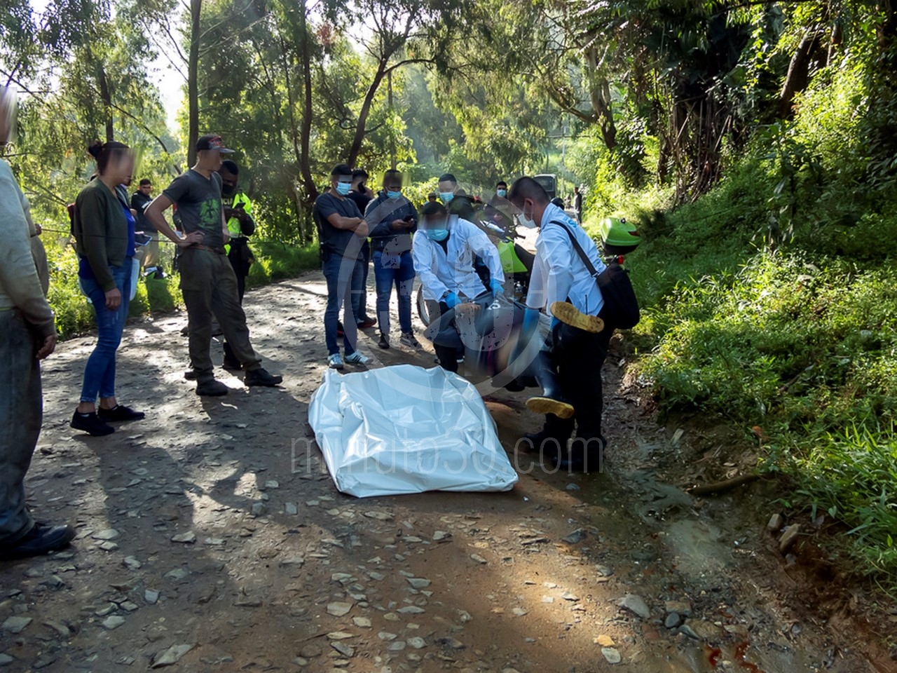 Fotos y video: A bala mataron a un hombre que sería venezolano en la vía antigua a Guarne, por Bello 11 DSCN2601