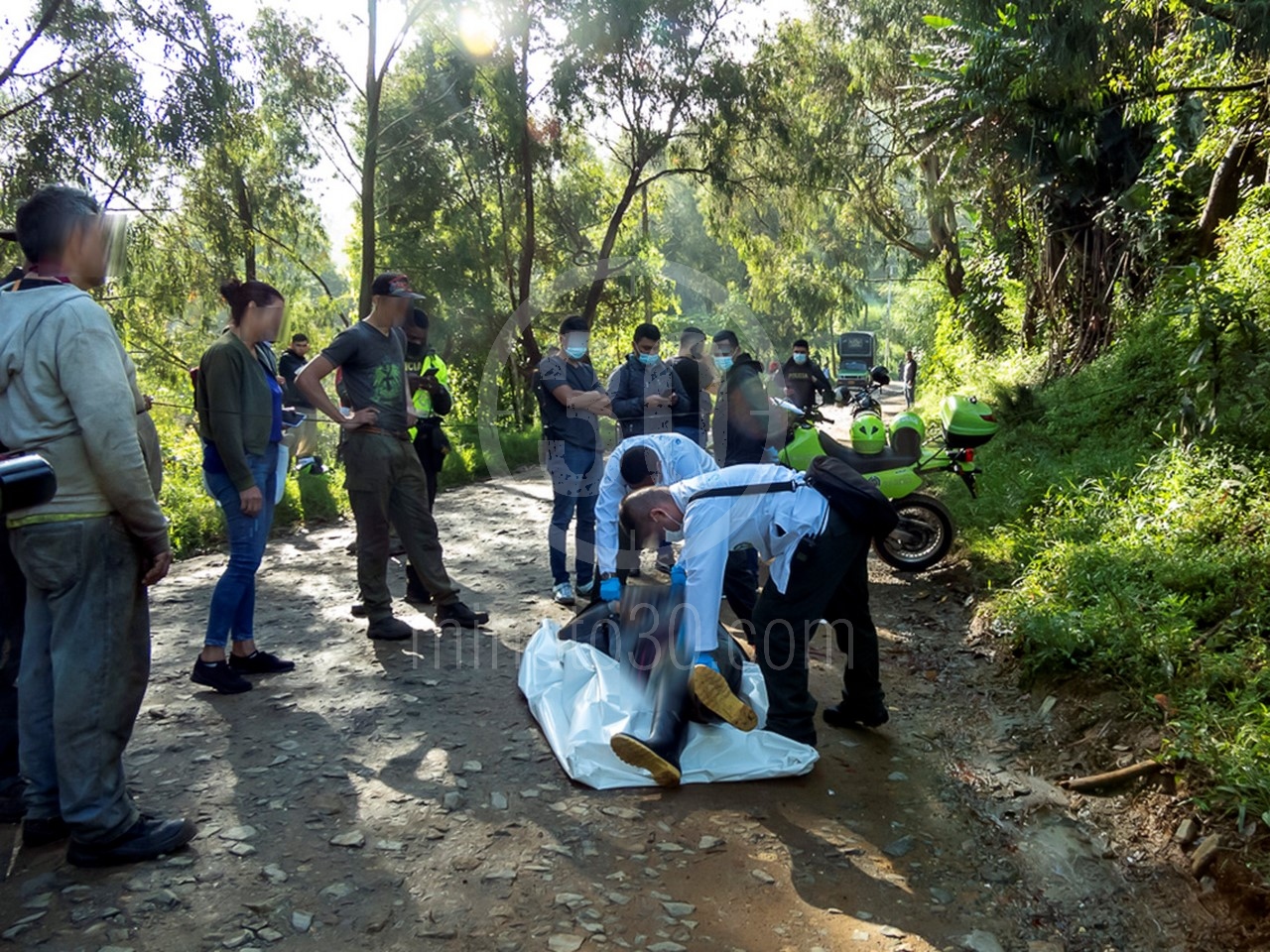 Fotos y video: A bala mataron a un hombre que sería venezolano en la vía antigua a Guarne, por Bello 12 DSCN2602