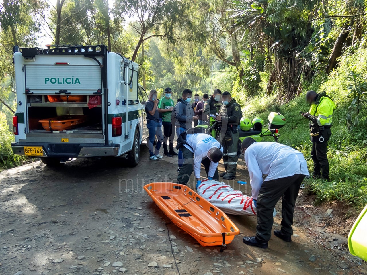 Fotos y video: A bala mataron a un hombre que sería venezolano en la vía antigua a Guarne, por Bello 13 DSCN2605