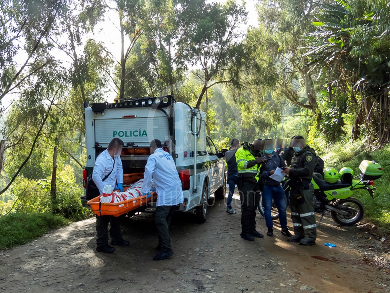 Fotos y video: A bala mataron a un hombre que sería venezolano en la vía antigua a Guarne, por Bello 14 DSCN2608