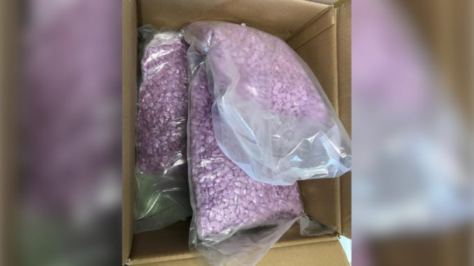 ¡Tan 'charro'! Pidieron ropa por internet y les llegó un cargamento de drogas ¡Tan 'charro'! Pidieron ropa por internet y les llegó un cargamento de drogas