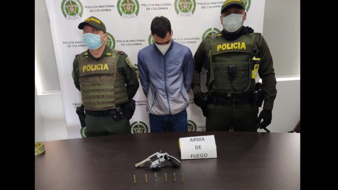 En Itagüí cogieron a uno de los que estaría extorsionando, desplazando y traficando armas En Itagüí cogieron a uno de los que estaría extorsionando, desplazando y traficando armas