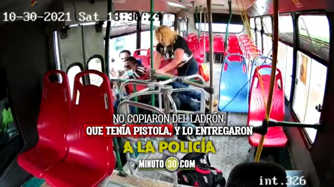 Entre-dos-senoras-y-un-hombre-cascaron-a-un-ladron-que-se-subio-a-un-bus-a-robarles Bus