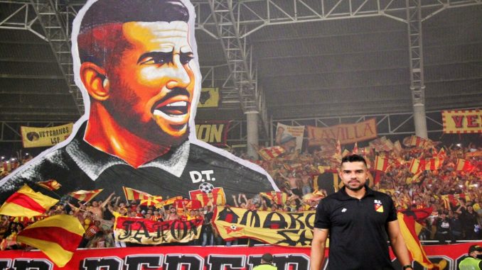 Tremendo tifo de la hinchada del Deportivo Pereira al entrenador Alexis Márquez Tremendo tifo de la hinchada del Deportivo Pereira al entrenador Alexis Márquez