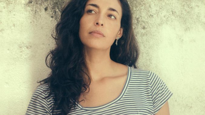 Fotografía cedida hoy por Fernanda Montoro que muestra a la escritora uruguaya Fernanda Trías mientras posa. EFE/ Fernanda Montoro Fernanda Trías