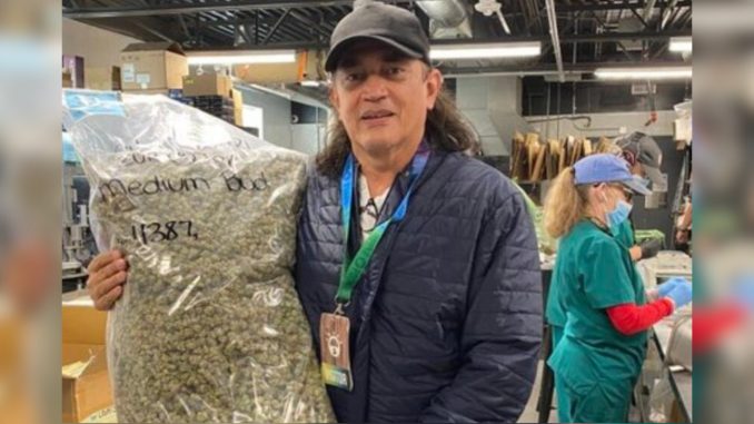 Al senador Gustavo Bolívar le regalaron un bulto de yerba Al senador Gustavo Bolívar le regalaron un bulto de yerba