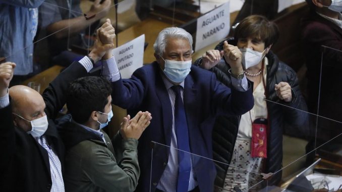 Fotografía cedida hoy por la Cámara de Diputados de Chile que muestra al legislador opositor Jaime Naranjo (c) del Partido Socialista mientras celebra con compañeros de bancada tras la sesión especial de juicio político al presidente Sebastián Piñera, en Valparaíso (Chile). EFE/Cámara de Diputados de Chile/Johanna Zárate Piñera