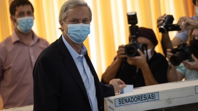 El candidato de ultraderecha por el Partido Republicano, José Antonio Kast (c), vota en el colegio electoral instalado en la institución educativa Ana Mogas de Paine hoy, en Santiago (Chile). Kast, segundo favorito en las elecciones presidenciales de Chile de este domingo, dijo que su fuerza política ha crecido y que la situación en la que afronta estos comicios es muy diferente a la de los anteriores, en 2017, cuando no llegó al 8 % de los votos. EFE/ Alberto Valdés Kast