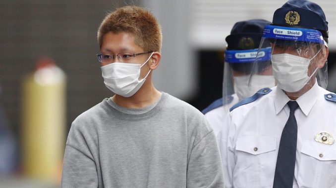 El autor confeso de un ataque con cuchillo con el que hirió a 17 personas el pasado domingo en el metro de Tokio, un joven de 24 años identificado como Kyota Hattori. EFE/EPA/JIJI PRESS Joker