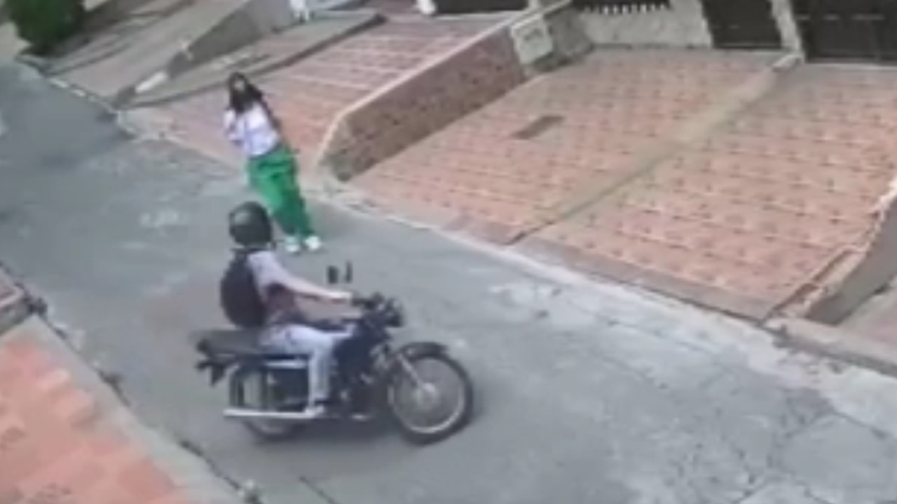[Video] En Bello un ladrón persigue a una estudiante hasta una calle solitaria y la roba