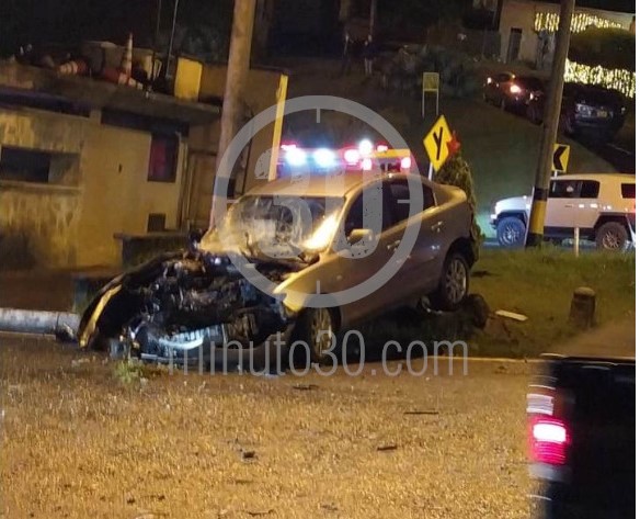 FOTOS Y VIDEO: ¡Qué tragedia! Camión se habría quedado sin frenos y se llevó por delante seis vehículos, una persona falleció 2 Las Palmas