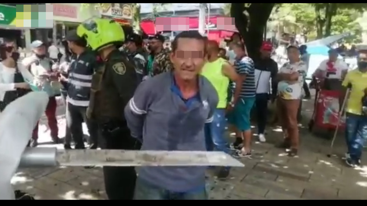 [Video] ¡Qué loco! Correteó con un cuchillo a funcionarios en Bello