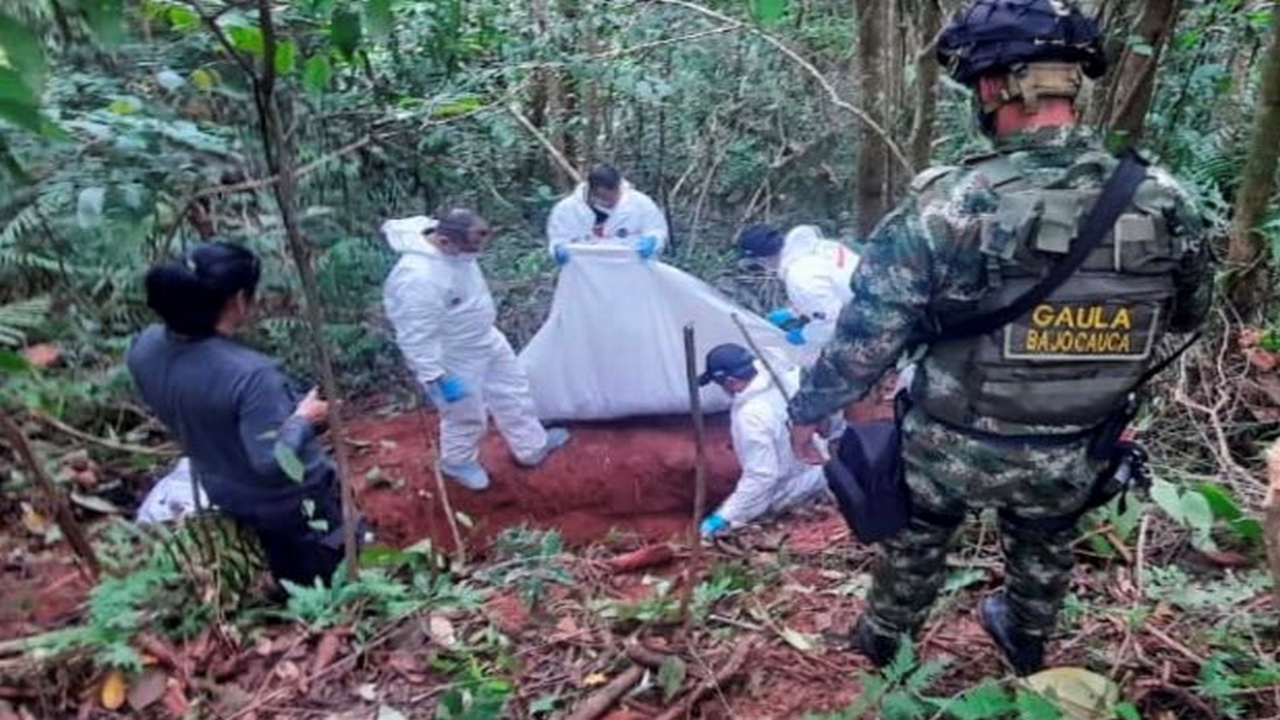 Enterrados en el Bajo Cauca, así hallaron tres cuerpos de supuestas víctimas de ‘Los Caparros’