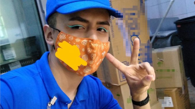 Un joven se enojó con sus jefes porque no lo dejaron ir maquillado al trabajo Un joven se enojó con sus jefes porque no lo dejaron ir maquillado al trabajo
