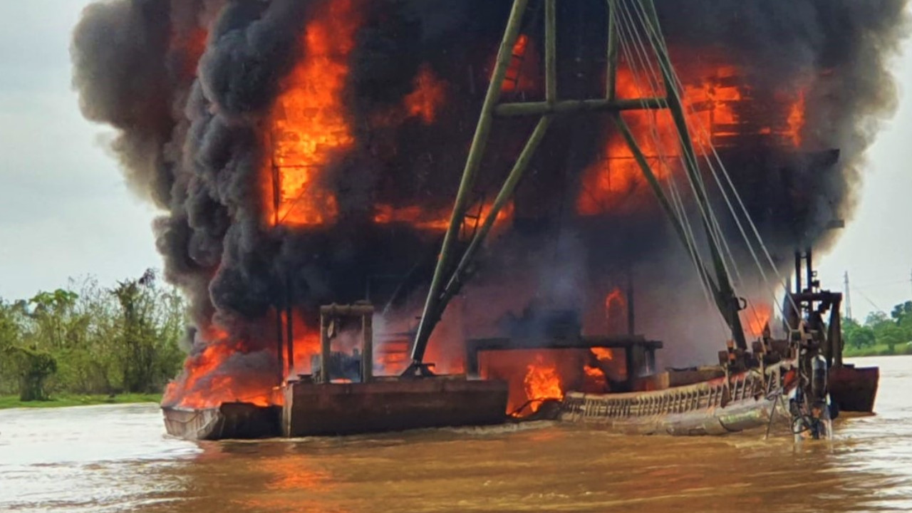 Cogieron a dos brasileños y les destruyeron las maquinas con las que estarían destruyendo la tierra en el Bajo Cauca